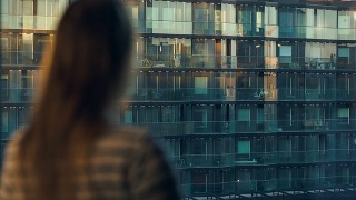 女人打开百叶窗，看着城市视频素材模板下载