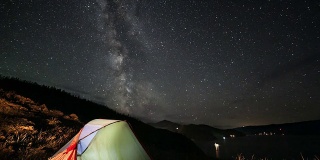晚上，银河在帐篷上方旋转。时间流逝