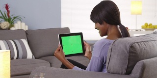黑人女性用平板电脑视频聊天