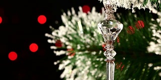 不寻常的装饰-水晶玩具挂在圣诞树上，散焦，轻，黑色，花环