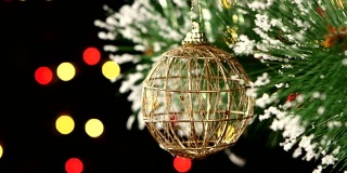 不寻常的装饰-一个圆形的棕色玩具在圣诞树上，散，轻，黑色，花环，凸轮移到右边