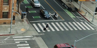 警察的摩托车在洛杉矶的十字路口等着