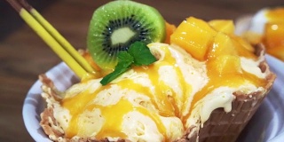 著名的芒果刨冰配冰淇淋和蛋奶冻。热带水果冷甜