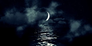 神奇的新月在海上倒影在一个多云的星夜