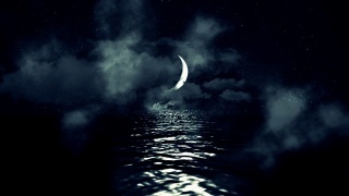 神奇的新月在海上倒影在一个多云的星夜视频素材模板下载