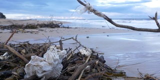 塑料垃圾、废水、海水污染海滩