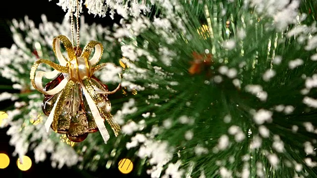 不寻常的圣诞装饰如贝壳-水晶棕色玩具树上，散，轻，黑色，花环，凸轮移动到左边