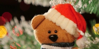 装饰-一个玩具泰迪熊在圣诞树上，散焦，轻，黑色，花环，凸轮向上移动，特写