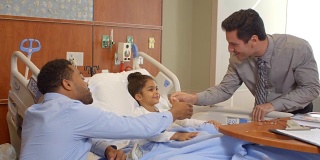 儿科医生在医院探访父亲和孩子，用R3D拍摄