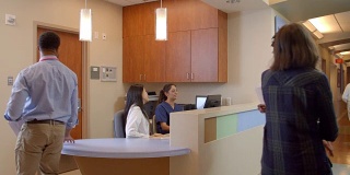 医护人员在医院忙碌的护士站拍摄R3D