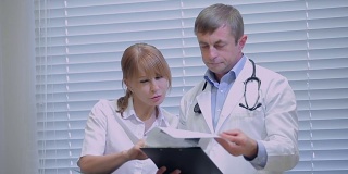 两位医生在看病人的病史