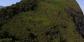 飞过树木和山丘，巴西里约热内卢