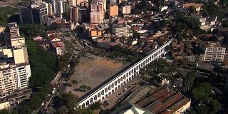 从空中俯瞰白色渡槽地标，巴西里约热内卢