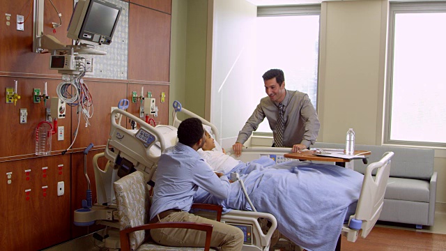 儿科医生在医院探访父亲和孩子，用R3D拍摄