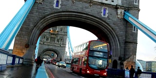 伦敦，塔桥上的交通