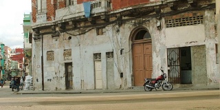 一辆车驶过哈瓦那的小巷