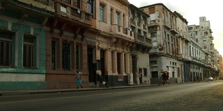 老式卡车开在哈瓦那的老街上