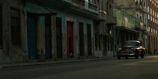 老爷车开在哈瓦那的老街上