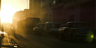 夕阳的剪影在哈瓦那繁忙的街道上