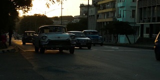 哈瓦那夕阳下的出租车