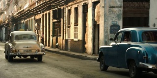 在哈瓦那的老街上，古典汽车相互交错