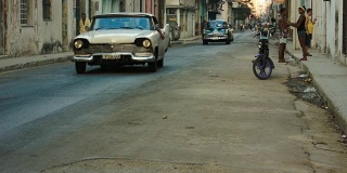 老哈瓦那的乡村街道，车和人