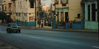 哈瓦那街头老式汽车和烟雾