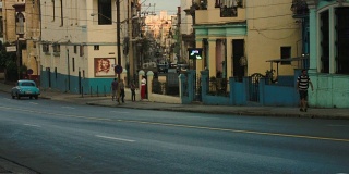 哈瓦那街头的日常生活和切·格瓦拉的画像