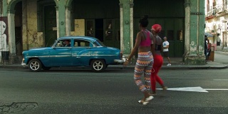 哈瓦那的街景，经典的美国汽车和建筑