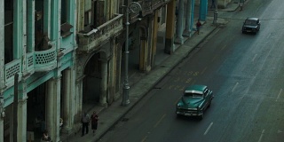 繁忙的哈瓦那大街上摆满了老爷车