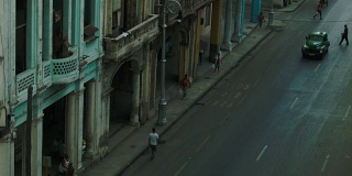 哈瓦那街道上过往的老爷车