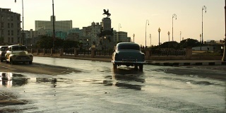 在哈瓦那的主要街道上驾驶老爷车