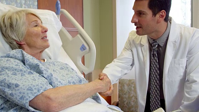 医生在医院病床上用R3D拍摄与老年病人谈话