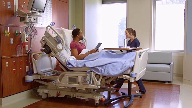 护士在病床上用R3D与男性病人交谈