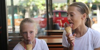 年轻女孩在户外吃冰淇淋