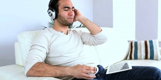 男人在用平板电脑听音乐