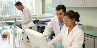 一组科学学生在实验室里一起工作