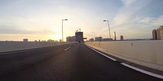司机正朝着彩虹桥的日出方向行驶。