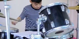 亚洲儿童鼓手为表演练习