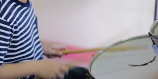 亚洲儿童鼓手为表演练习