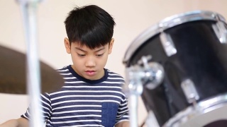 亚洲儿童鼓手为表演练习视频素材模板下载