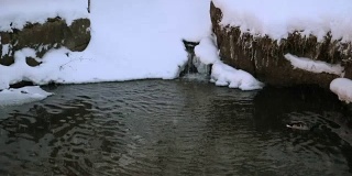 冬天的小溪