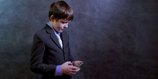 男孩和智能手机