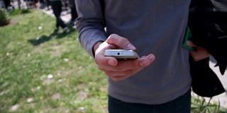 一个年轻人在触摸手机屏幕