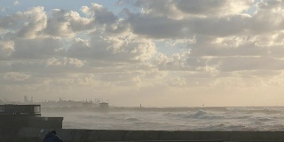 特拉维夫港，地中海，以色列，拍摄风暴，在一个冬日日落时间