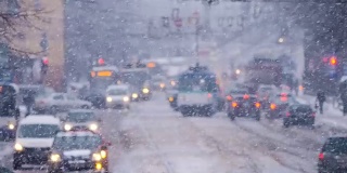 冬季城市交通。降雪