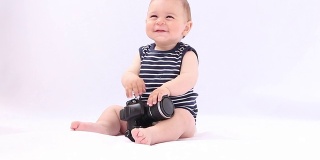 高科技的婴儿。小男孩在玩相机
