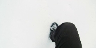 《人在粉雪中行走》的视频