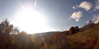 高清:极限唐希尔山地自行车-股票视频。推着自行车向阳上坡。