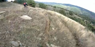 骑车人骑下山的山路-股票视频